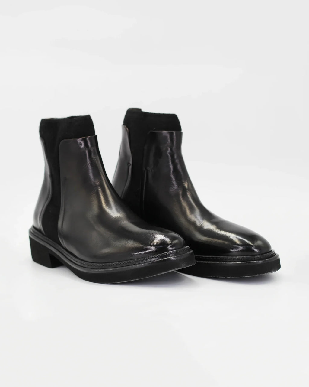 Shop Women's ankle boot in calf leather nero (CDM82) or browse our range of men's Italian clothing and shoes in leather in-store at Aliverti Cape Town, or shop online. We deliver in South Africa & offer multiple payment plans as well as accept multiple safe & secure payment methods.