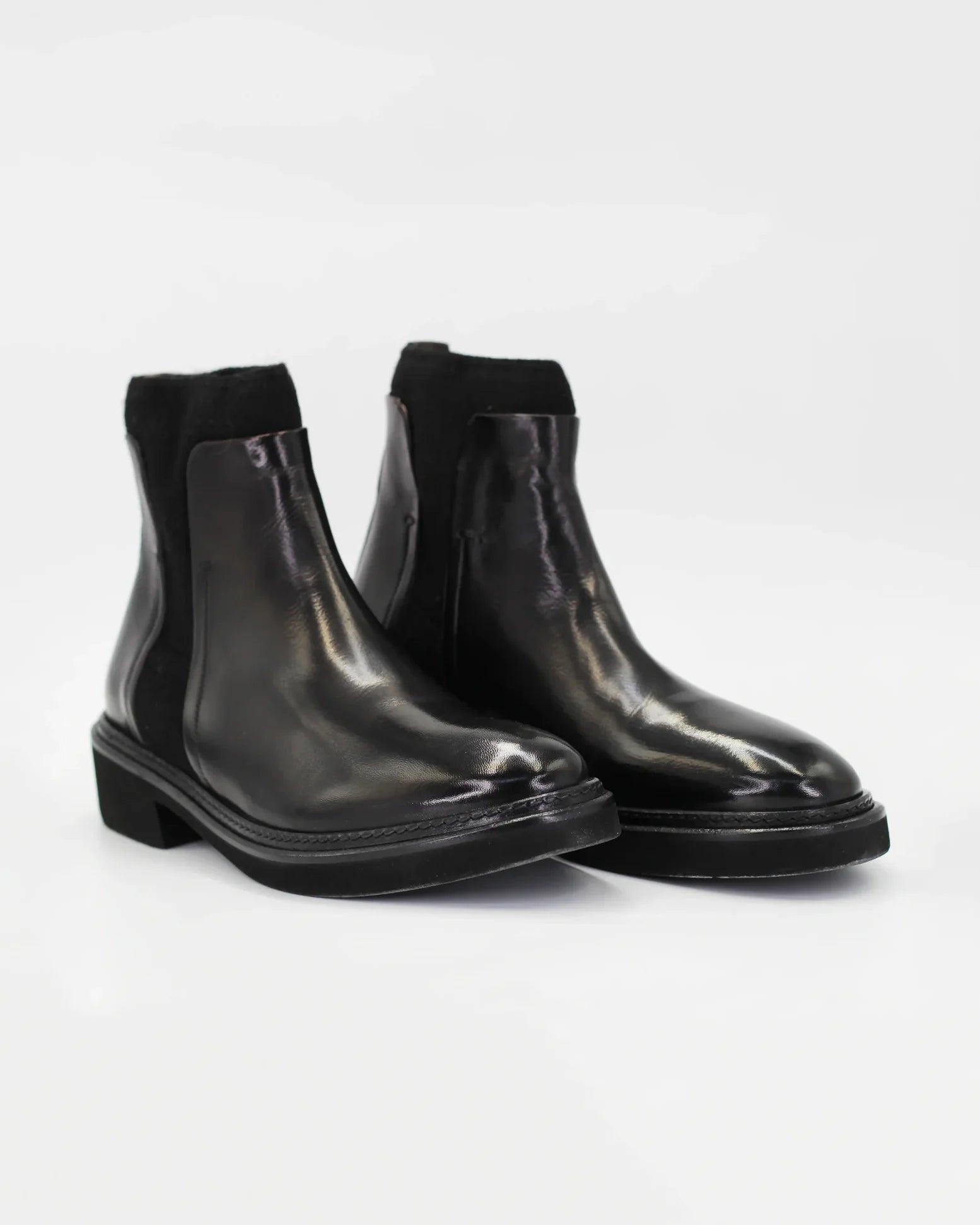 Shop Women's ankle boot in calf leather nero (CDM82) or browse our range of men's Italian clothing and shoes in leather in-store at Aliverti Cape Town, or shop online. We deliver in South Africa & offer multiple payment plans as well as accept multiple safe & secure payment methods.