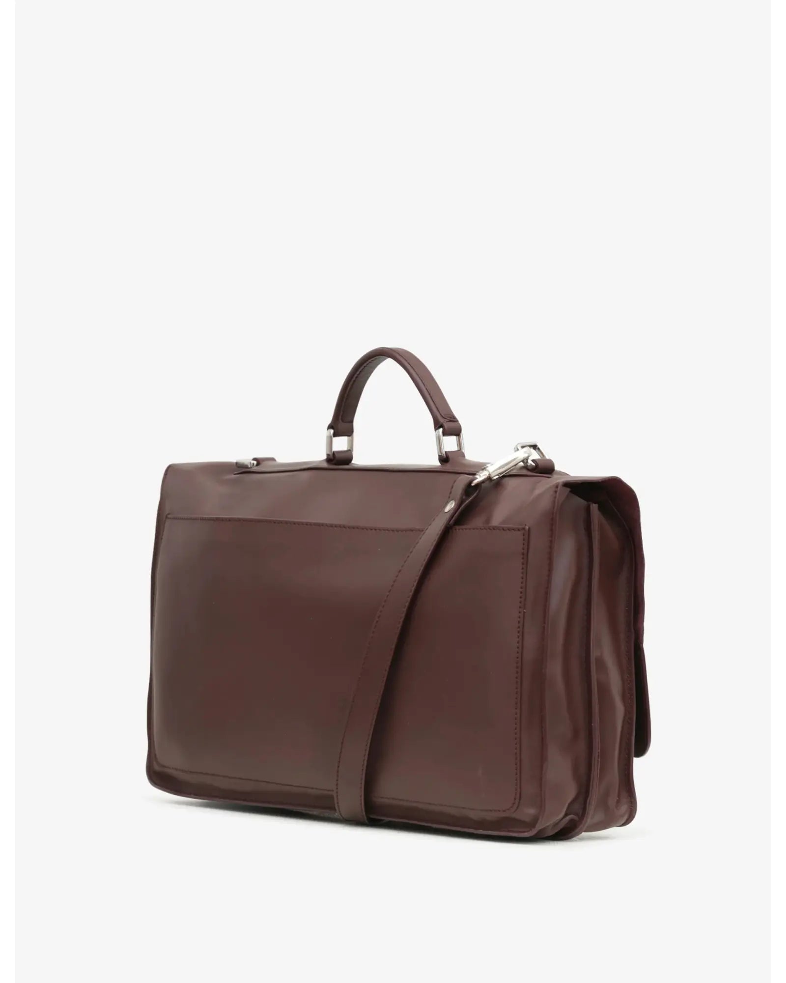 Work folder in fine smooth calfskin, completely unlined. Equipped with adjustable and removable handle and shoulder strap. The flap is closed by double metal loops and is worked in a live cut. The folder has a double pocket on the front and one on the back.
The interior consists of two compartments with a central partition and a zippered pocket.
Microfiber lining.
Accessories with silver finish.

Material: smooth calf
Dimensions:&nbsp;42x28x11 cm