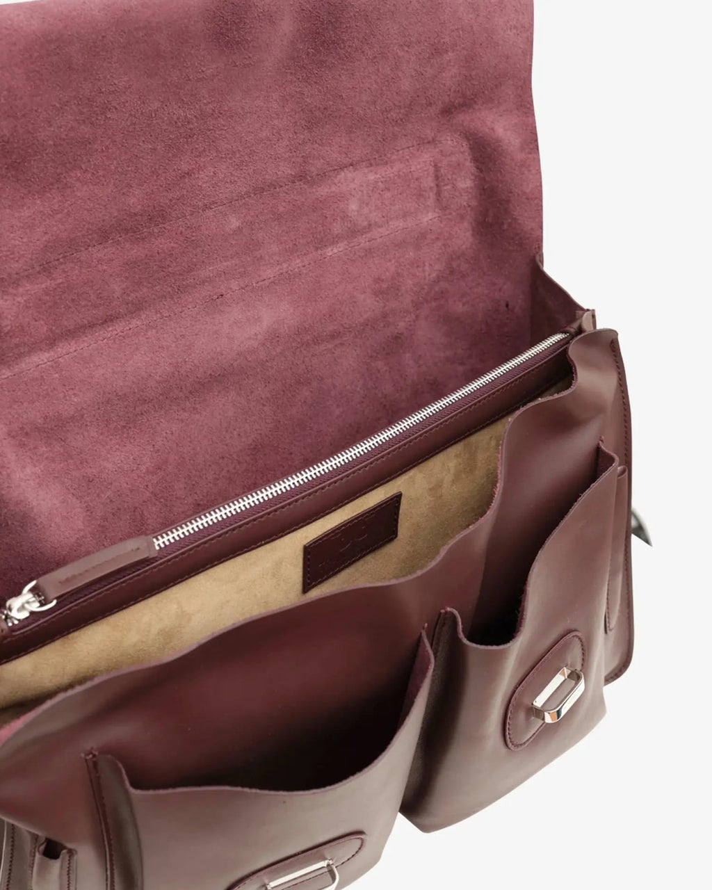 Work folder in fine smooth calfskin, completely unlined. Equipped with adjustable and removable handle and shoulder strap. The flap is closed by double metal loops and is worked in a live cut. The folder has a double pocket on the front and one on the back.
The interior consists of two compartments with a central partition and a zippered pocket.
Microfiber lining.
Accessories with silver finish.

Material: smooth calf
Dimensions:&nbsp;42x28x11 cm