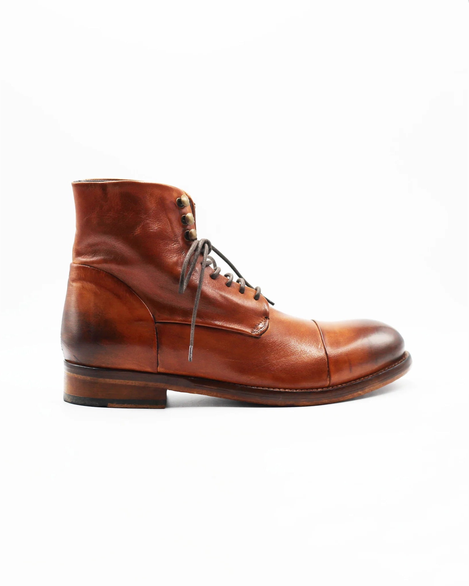 The Men's Ankle Boot in Leather Cuoio (JPU36526/1) is the definitive dress shoe. Clean, sharp, and timeless — the closed lacing system and structured cap toe make it the most formal lace-up in any wardrobe. The high-shine black leather and solid black sole give it a sleek, polished finish that pairs perfectly with a suit or smart trousers. Style: OxfordColour: NeroMaterial: Calf Leather Sole Material: Rubber Code: MER6649 Made in Italy