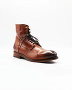 The Men's Ankle Boot in Leather Cuoio (JPU36526/1) is the definitive dress shoe. Clean, sharp, and timeless — the closed lacing system and structured cap toe make it the most formal lace-up in any wardrobe. The high-shine black leather and solid black sole give it a sleek, polished finish that pairs perfectly with a suit or smart trousers. Style: OxfordColour: NeroMaterial: Calf Leather Sole Material: Rubber Code: MER6649 Made in Italy