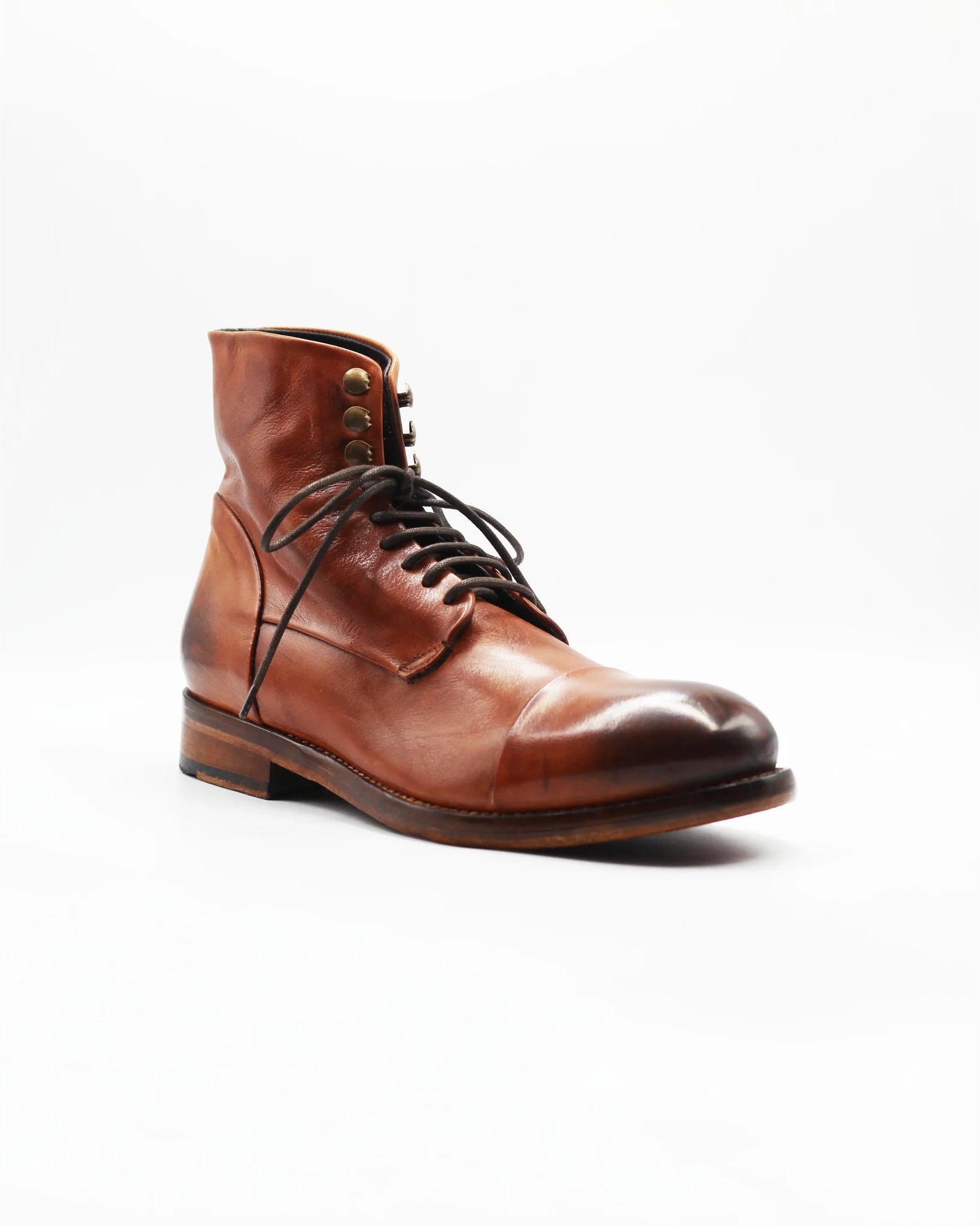 The Men's Ankle Boot in Leather Cuoio (JPU36526/1) is the definitive dress shoe. Clean, sharp, and timeless — the closed lacing system and structured cap toe make it the most formal lace-up in any wardrobe. The high-shine black leather and solid black sole give it a sleek, polished finish that pairs perfectly with a suit or smart trousers. Style: OxfordColour: NeroMaterial: Calf Leather Sole Material: Rubber Code: MER6649 Made in Italy