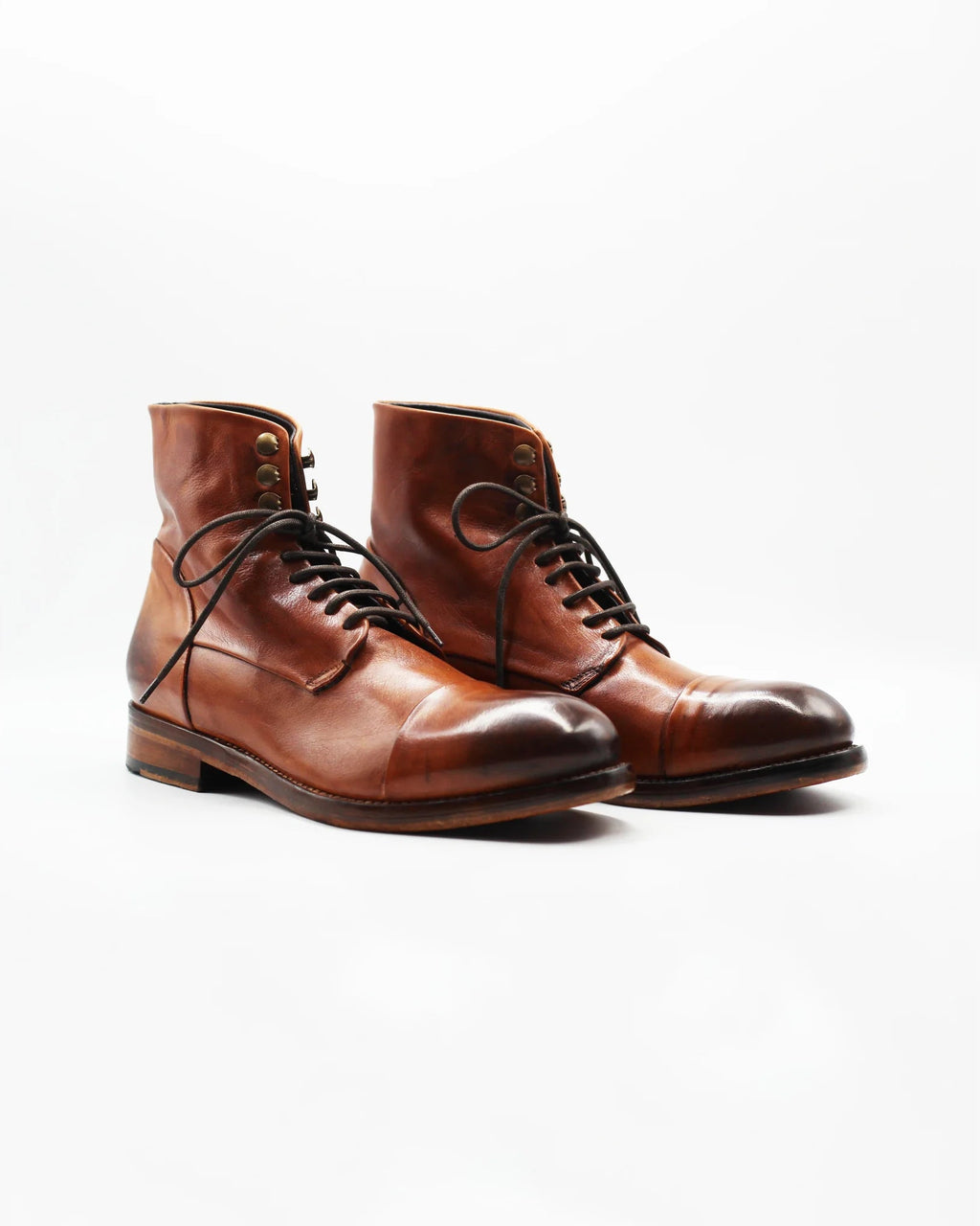 The Men's Ankle Boot in Leather Cuoio (JPU36526/1) is the definitive dress shoe. Clean, sharp, and timeless — the closed lacing system and structured cap toe make it the most formal lace-up in any wardrobe. The high-shine black leather and solid black sole give it a sleek, polished finish that pairs perfectly with a suit or smart trousers. Style: OxfordColour: NeroMaterial: Calf Leather Sole Material: Rubber Code: MER6649 Made in Italy