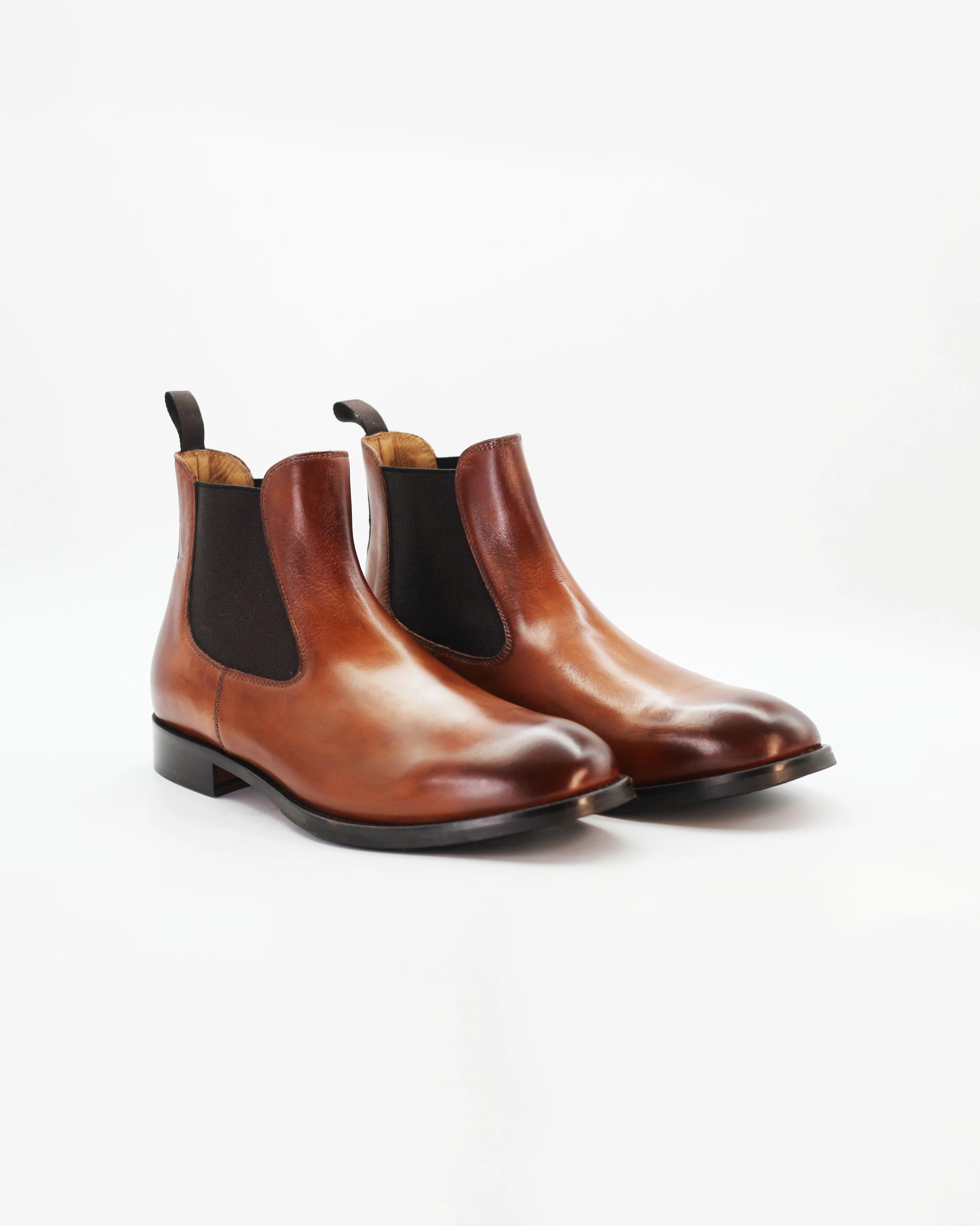 Shop Men's Chelsea Boot in Leather Cuoio or browse our range of hand-made Italian shoes in leather or suede in-store at Aliverti Cape Town, or shop online. We deliver in South Africa & offer multiple payment plans as well as accept multiple safe & secure payment methods.
