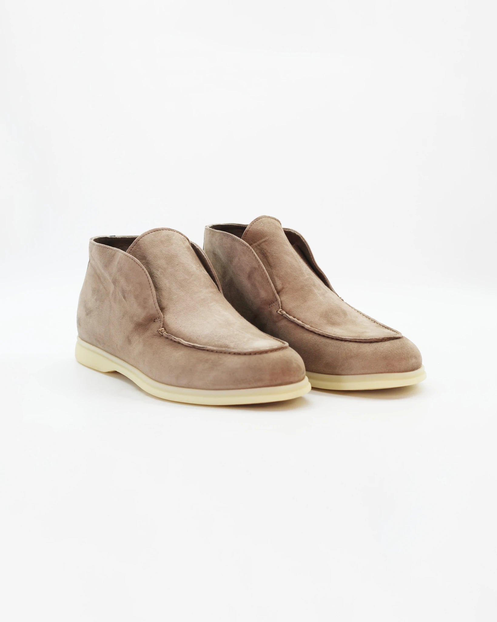 Shop Men's Laceless Chukka Boot in Leather Suede Beige or browse our range of hand-made Italian shoes in leather or suede in-store at Aliverti Cape Town, or shop online. We deliver in South Africa & offer multiple payment plans as well as accept multiple safe & secure payment methods.