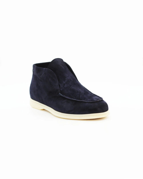Shop Men's Laceless Chukka Boot in Leather Suede Navy  or browse our range of hand-made Italian shoes in leather or suede in-store at Aliverti Cape Town, or shop online. We deliver in South Africa & offer multiple payment plans as well as accept multiple safe & secure payment methods.