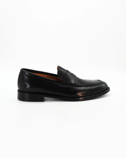 Shop Men's Moccasin in Leather Nero or browse our range of hand-made Italian shoes in leather or suede in-store at Aliverti Cape Town, or shop online. We deliver in South Africa & offer multiple payment plans as well as accept multiple safe & secure payment methods.