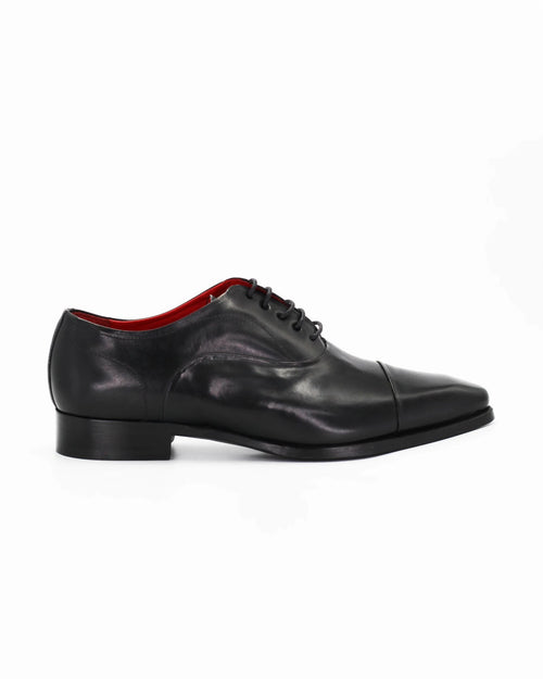 Shop Handmade Italian Leather Men's Oxford in Calf Leather Nero (BRU12551) or browse our range of hand-made Italian shoes in leather or suede in-store at Aliverti Cape Town, or shop online. We deliver in South Africa & offer multiple payment plans as well as accept multiple safe & secure payment methods.