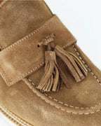 Shop men's tassle moccasin in calf leather suede taupe (GRU3606-4) or browse our range of men's Italian clothing and shoes in leather in-store at Aliverti Cape Town, or shop online. We deliver in South Africa & offer multiple payment plans as well as accept multiple safe & secure payment methods.