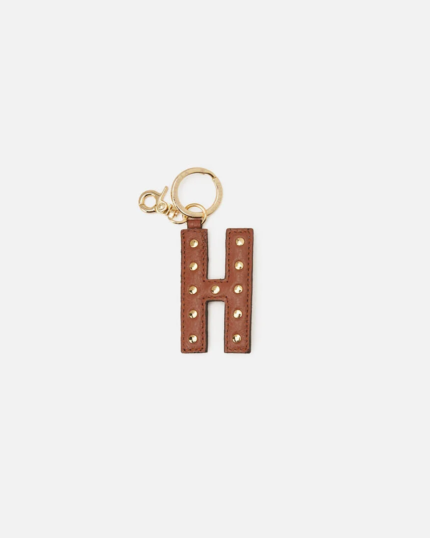 Your initial, in leather. Handcrafted by Cuoieria Fiorentina in Florence from soft full-grain calfskin - treated to a fine, uniform grain that feels as good as it looks. Gold-finish studs, a gold carabiner clip, and the kind of quiet personalisation that says exactly what it needs to without saying a word. Made in Italy. Made to be yours.