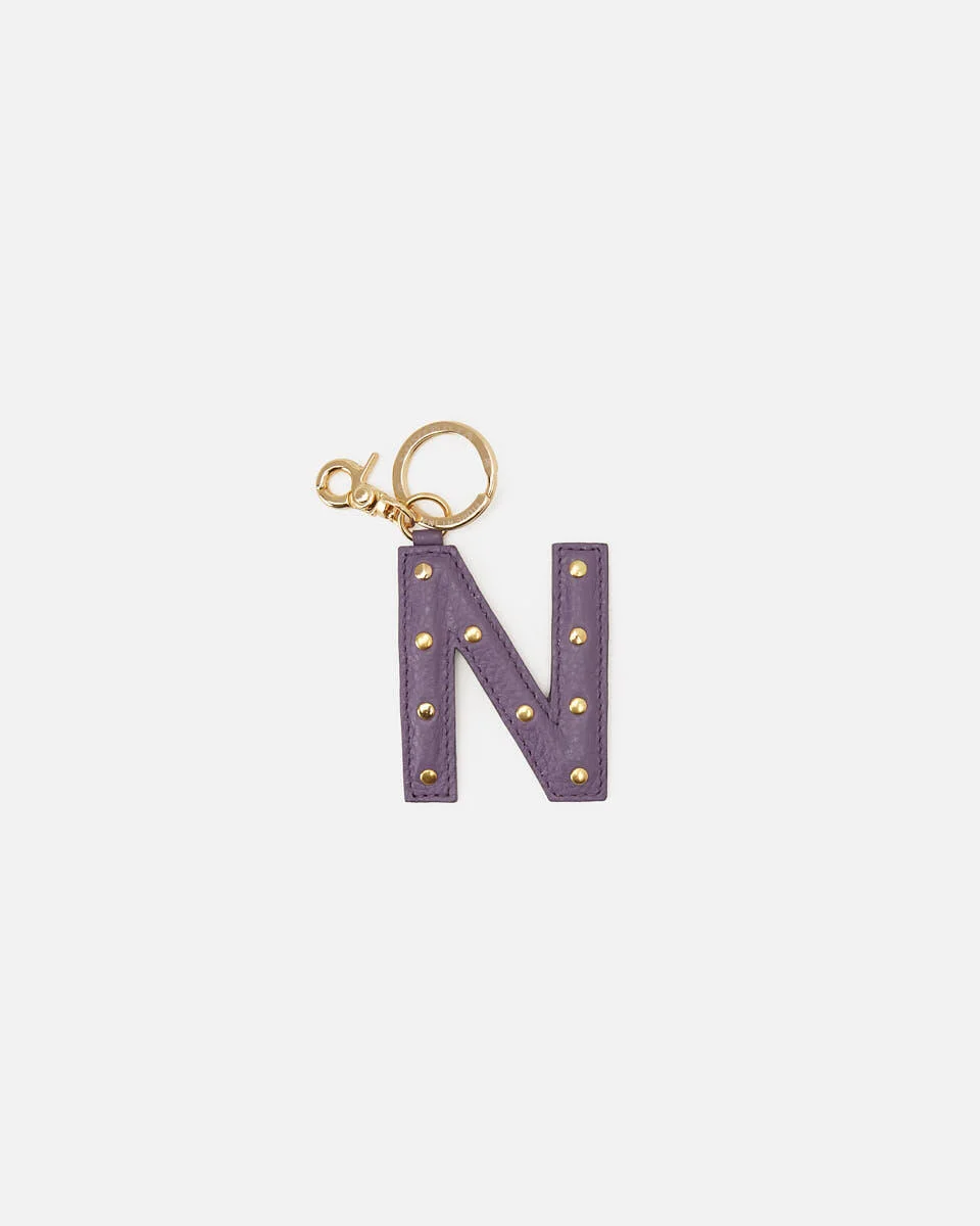 Your initial, in leather. Handcrafted by Cuoieria Fiorentina in Florence from soft full-grain calfskin - treated to a fine, uniform grain that feels as good as it looks. Gold-finish studs, a gold carabiner clip, and the kind of quiet personalisation that says exactly what it needs to without saying a word. Made in Italy. Made to be yours.