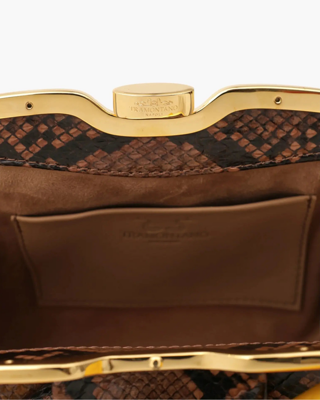 Clutch made of precious snake leather, finished with a golden metal closure, personalized Tramontano.
The bag can be worn on the shoulder thanks to the removable leather shoulder strap.
Unique internal compartment with small leather pocket.

Microfiber inner lining.
Accessories with gold finish.

Material: Snake Elaphe
Dimensions: 26x15X8
