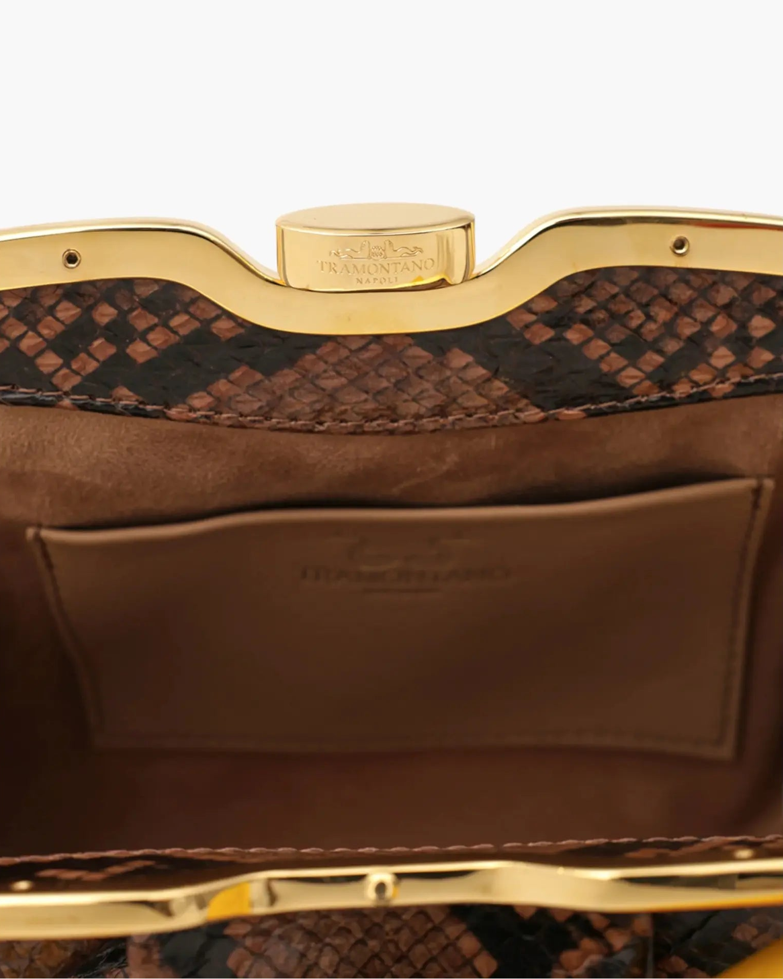 Clutch made of precious snake leather, finished with a golden metal closure, personalized Tramontano.
The bag can be worn on the shoulder thanks to the removable leather shoulder strap.
Unique internal compartment with small leather pocket.

Microfiber inner lining.
Accessories with gold finish.

Material: Snake Elaphe
Dimensions: 26x15X8