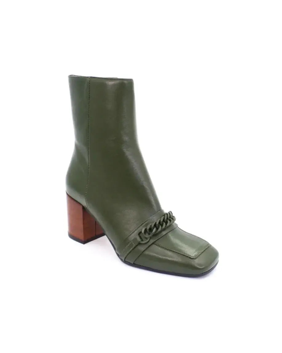 Shop Handmade Italian Leather Boot in Green (2482) or browse our range of hand-made Italian boots for women in leather or suede in-store at Aliverti Durban or Cape Town, or shop online. We deliver in South Africa & offer multiple payment plans as well as accept multiple safe & secure payment methods.