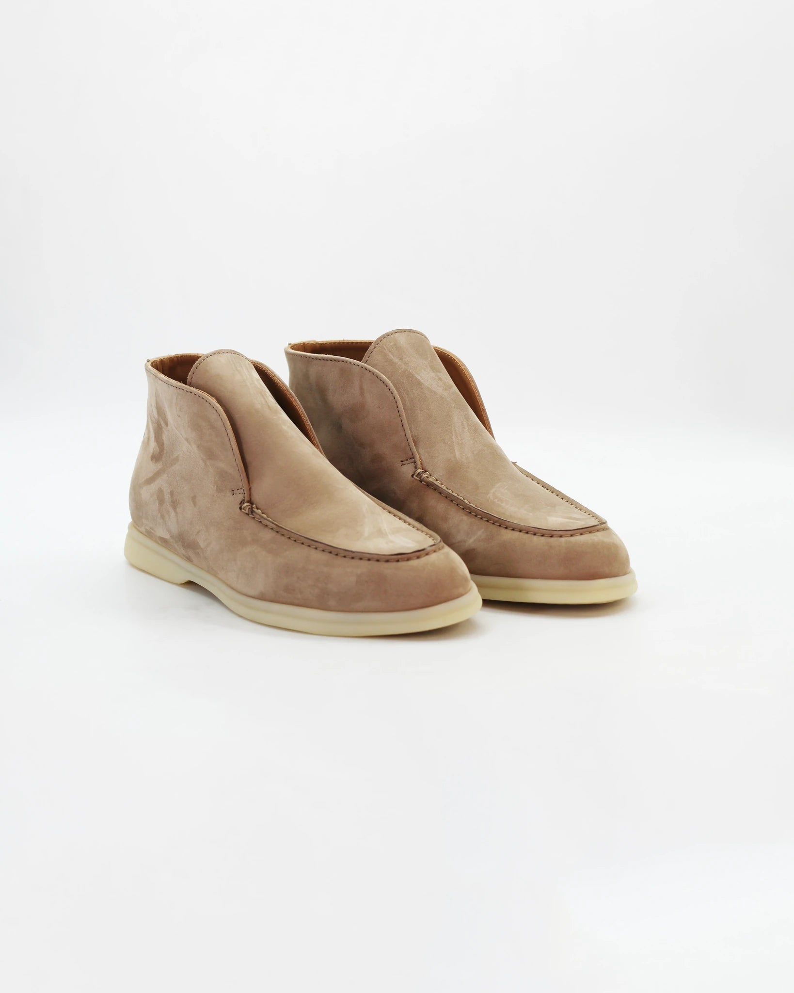 Shop Women's Laceless Chukka Boot in Leather Beige or browse our range of hand-made Italian shoes in leather or suede in-store at Aliverti Cape Town, or shop online. We deliver in South Africa & offer multiple payment plans as well as accept multiple safe & secure payment methods.