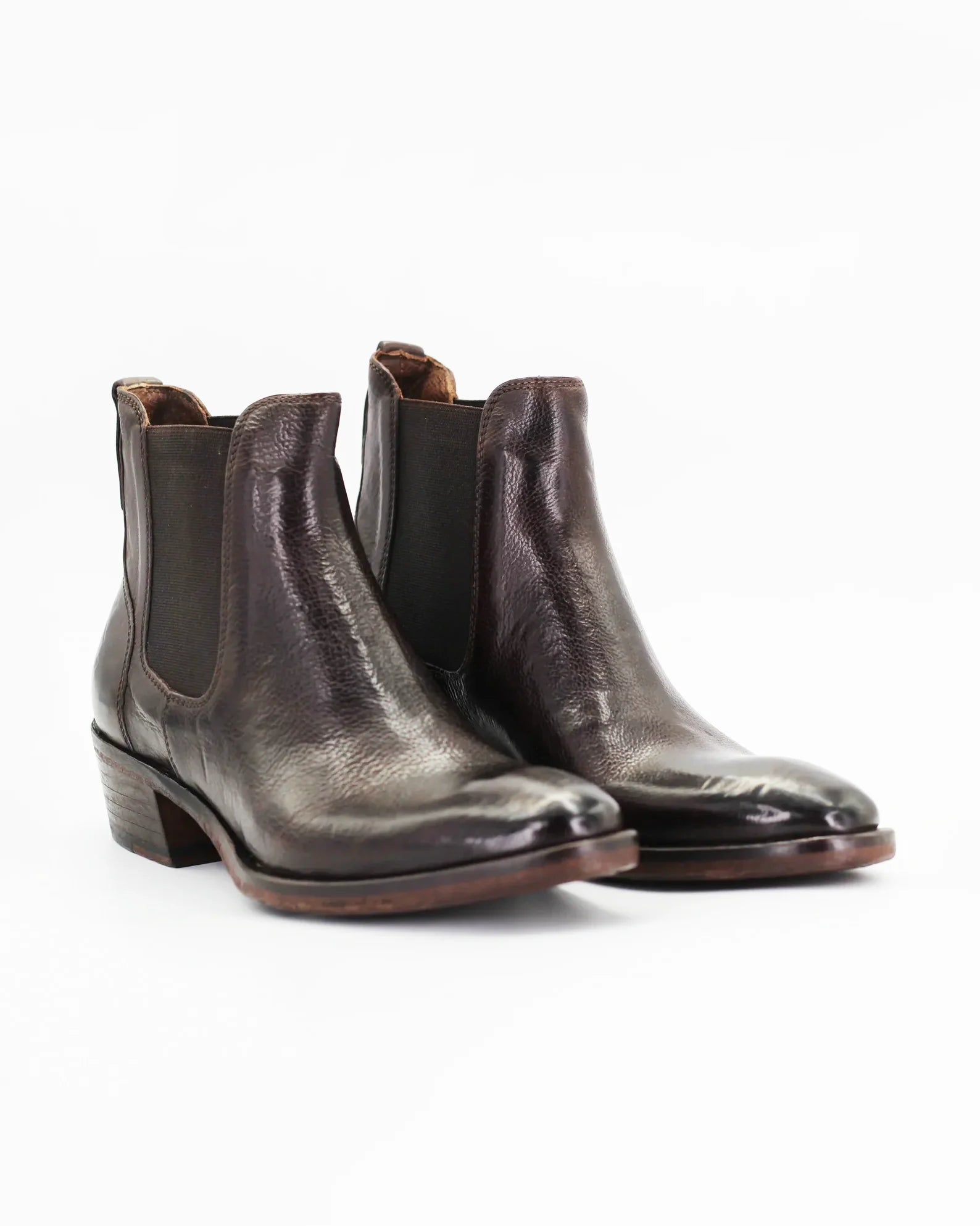 Shop Women's heeled chelsea boot in calf leather Testa Di Moro (BRD11674) or browse our range of men's Italian clothing and shoes in leather in-store at Aliverti Cape Town, or shop online. We deliver in South Africa & offer multiple payment plans as well as accept multiple safe & secure payment methods.