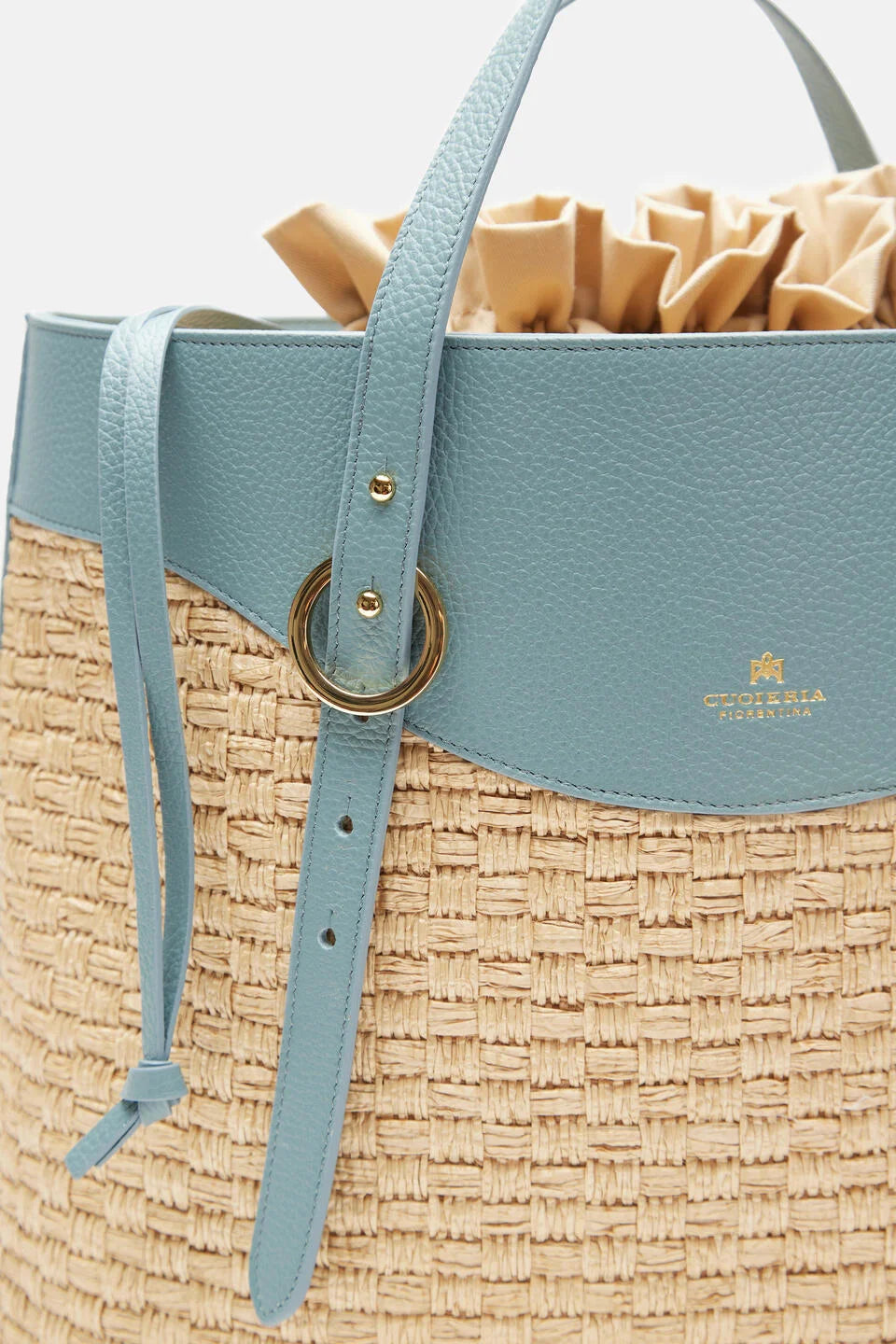 Shop Womens Italian-made Leather Amber Large Bucket Bag in Carta Zucchero (5904006) or browse our range of hand-made Italian handbags for women in-store at Aliverti Cape Town, or shop online.   We deliver in South Africa & offer multiple payment plans as well as accept multiple safe & secure payment methods.
