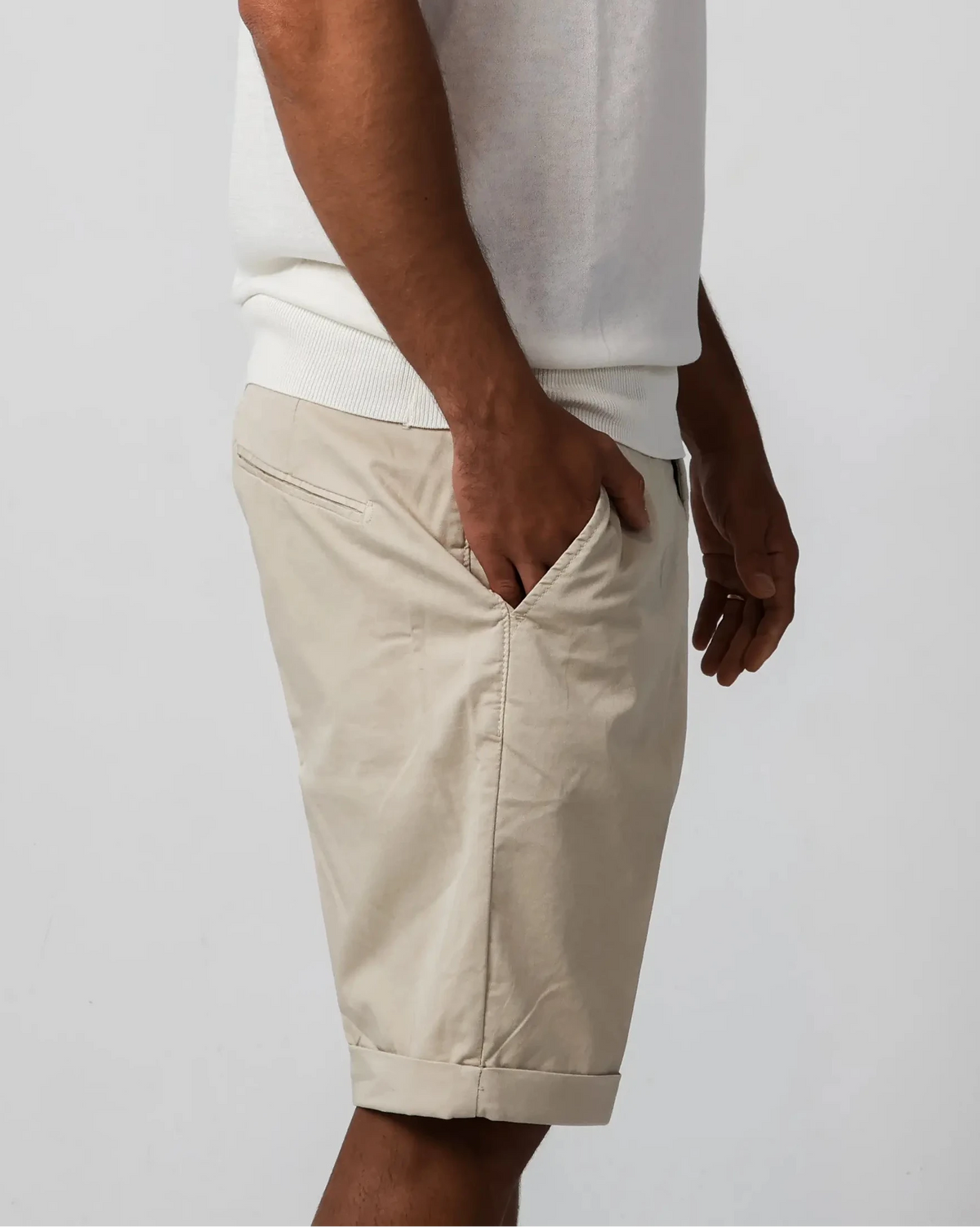 Beige cotton gabardine tailored shorts with slant pockets and cuffed hem – Fiftieth Cielo shorts, Aliverti
