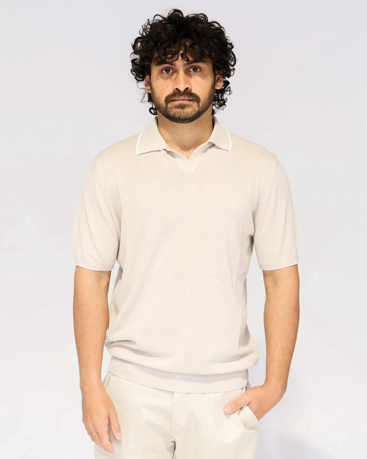 Sand knit polo with Johnny collar and V-neck, fine knit – Aliverti