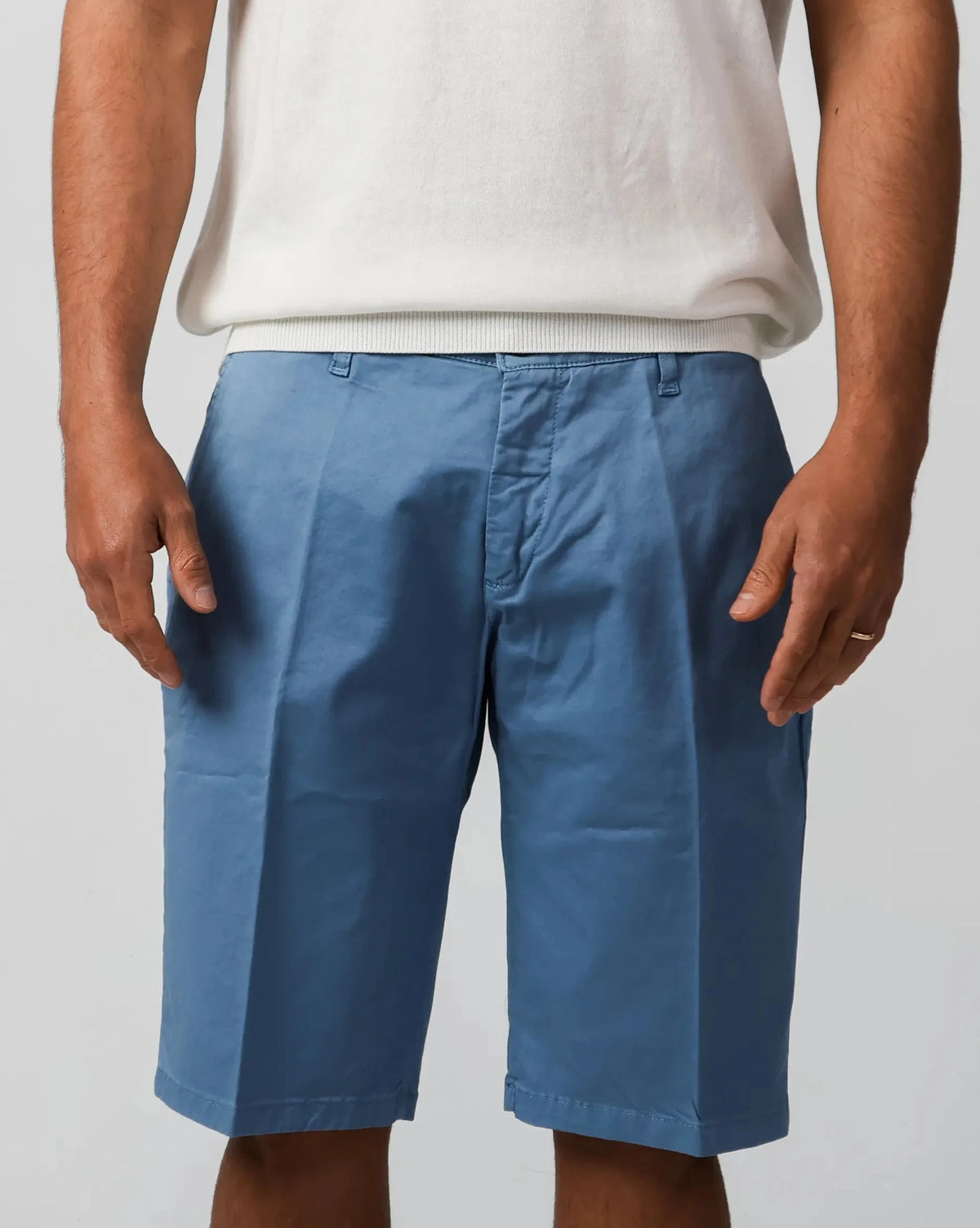 Blue cotton gabardine tailored shorts with slant pockets and cuffed hem – Fiftieth shorts, Aliverti