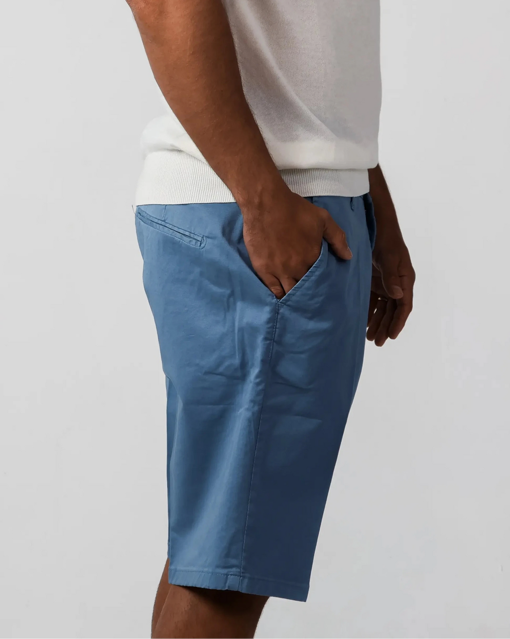 Blue cotton gabardine tailored shorts with slant pockets and cuffed hem – Fiftieth shorts, Aliverti