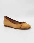 Shop the 485 ballerina flat in tan suede calf leather. Italian-made with a dainty bow detail, contrast trim, and leather sole. Timeless everyday elegance.