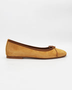 Shop the 485 ballerina flat in tan suede calf leather. Italian-made with a dainty bow detail, contrast trim, and leather sole. Timeless everyday elegance.