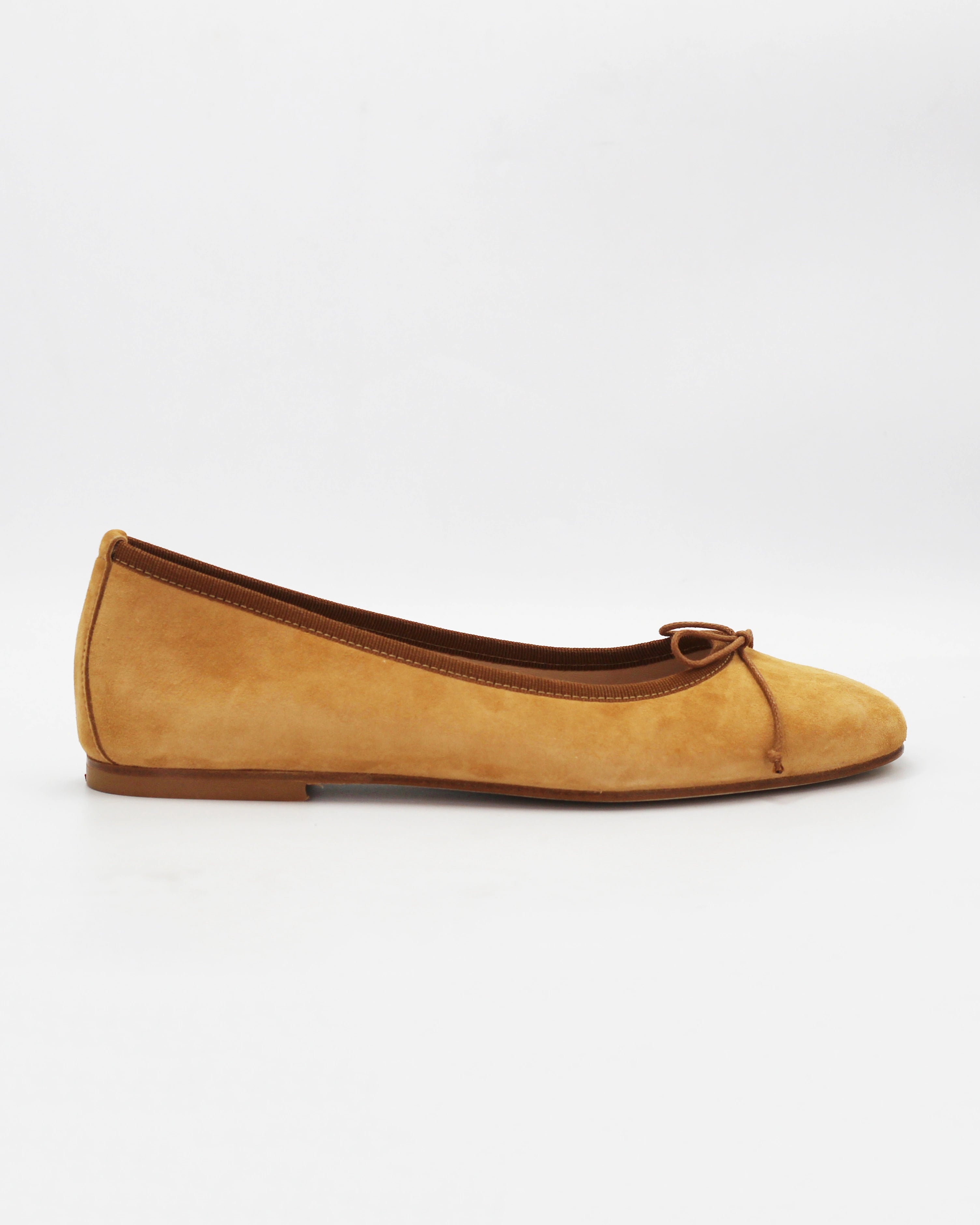Shop the 485 ballerina flat in tan suede calf leather. Italian-made with a dainty bow detail, contrast trim, and leather sole. Timeless everyday elegance.