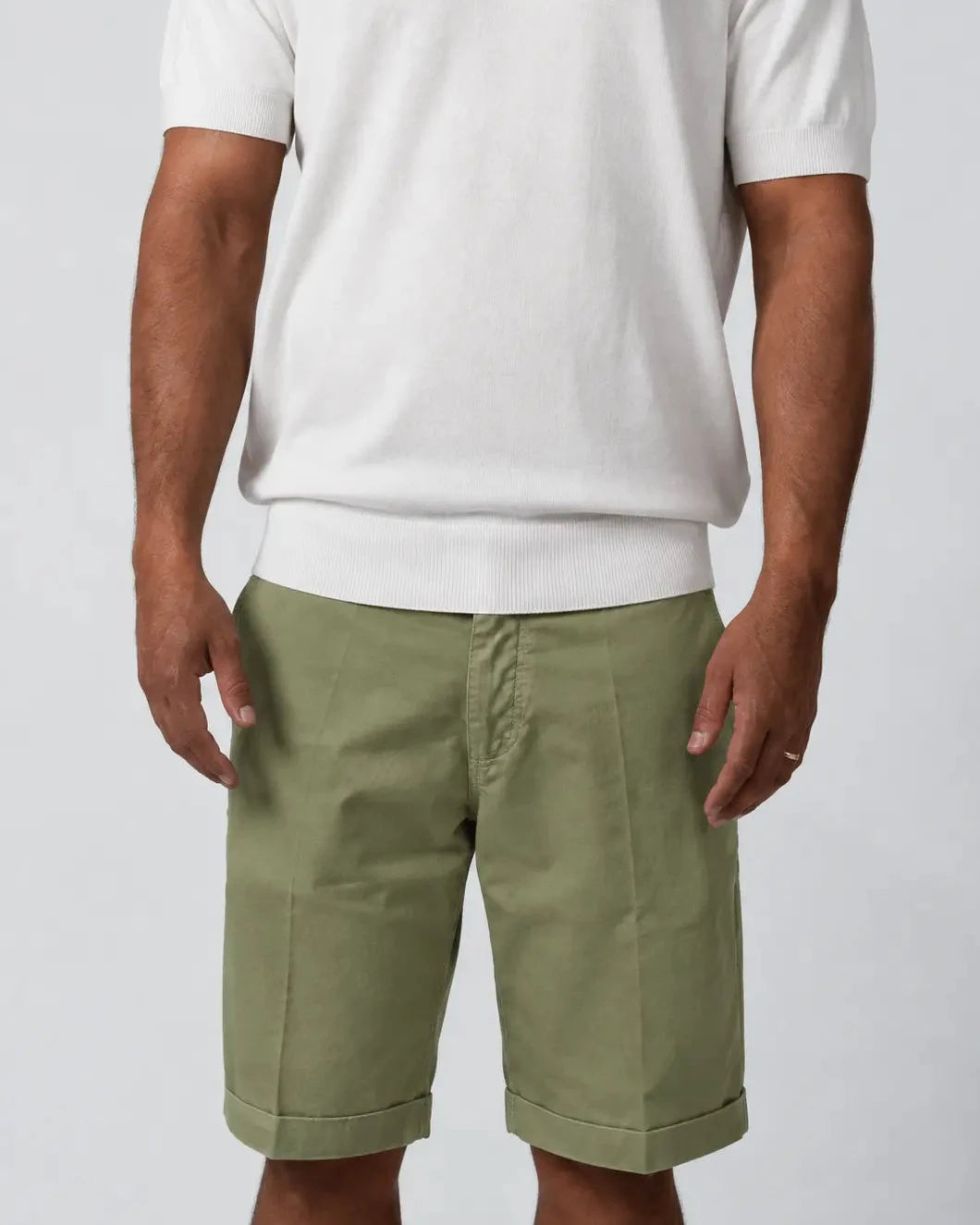 green cotton gabardine tailored shorts with slant pockets and cuffed hem – Fiftieth shorts, Aliverti