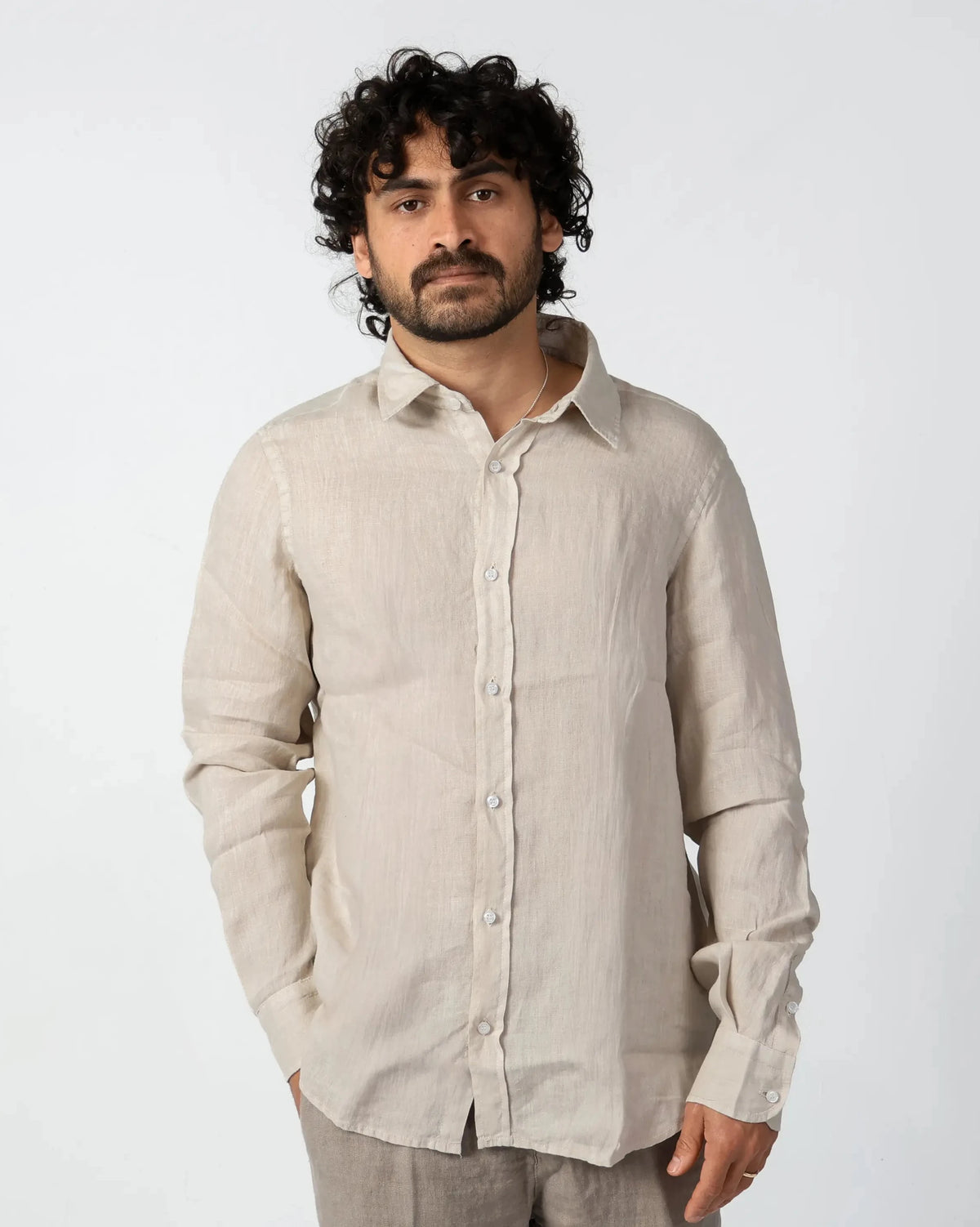Beige oatmeal 100% linen shirt with classic collar and button-down placket, Camicia 7231 by Aliverti, made in Italy.