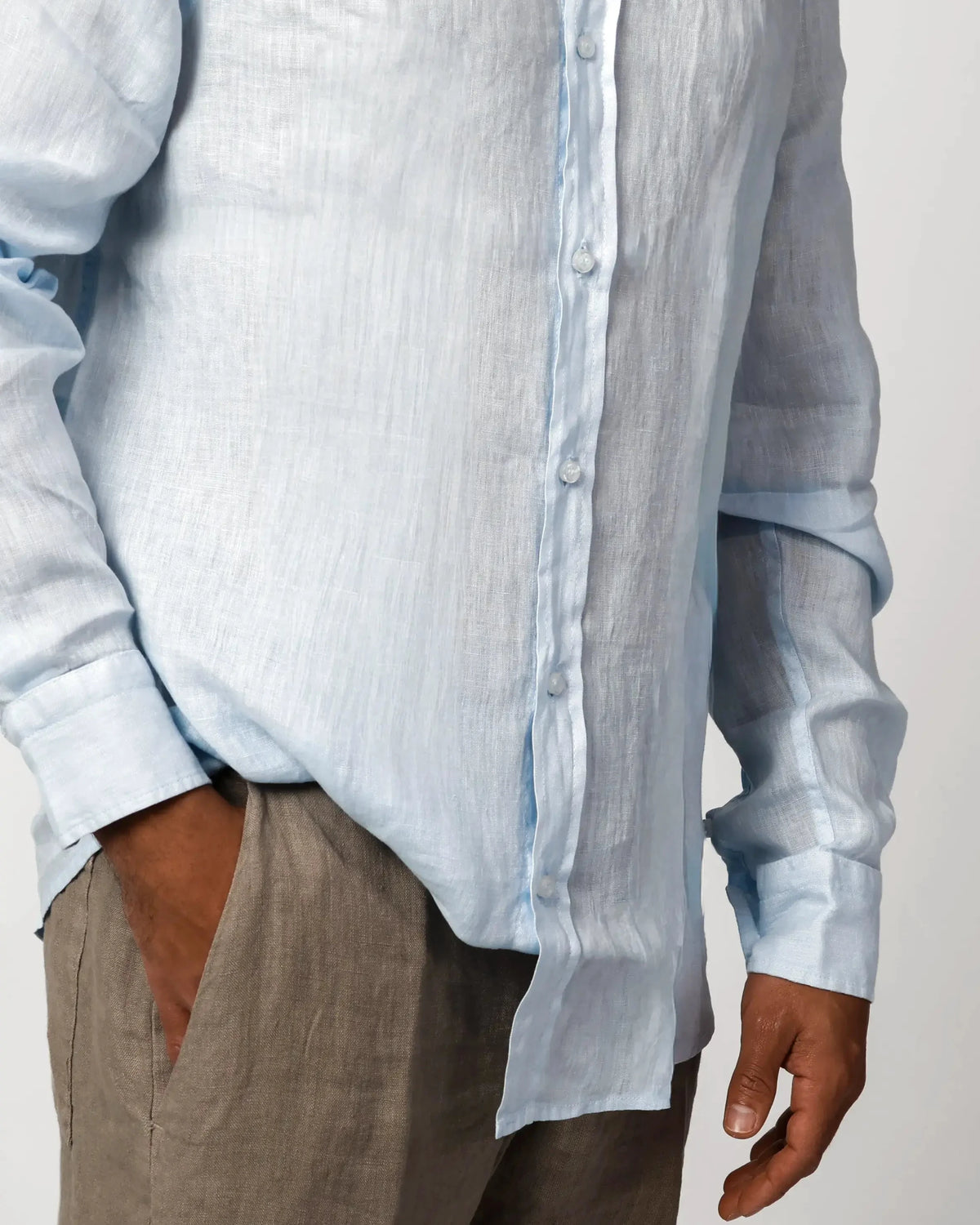 Blue 100% linen shirt with classic collar and button-down placket, Camicia 7231 by Aliverti, made in Italy.