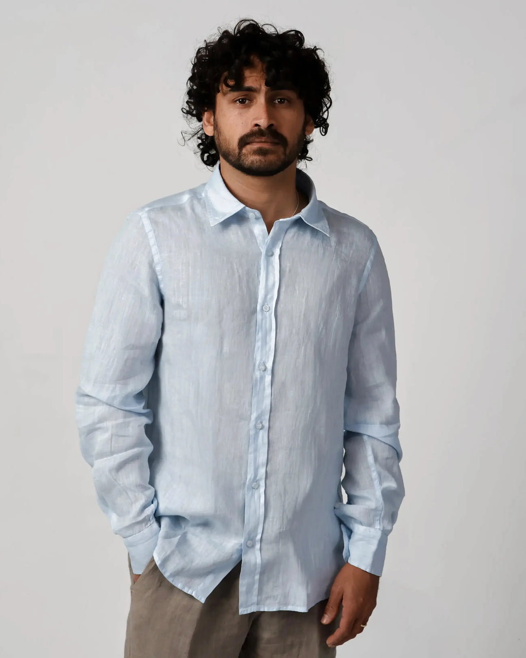 Blue 100% linen shirt with classic collar and button-down placket, Camicia 7231 by Aliverti, made in Italy.