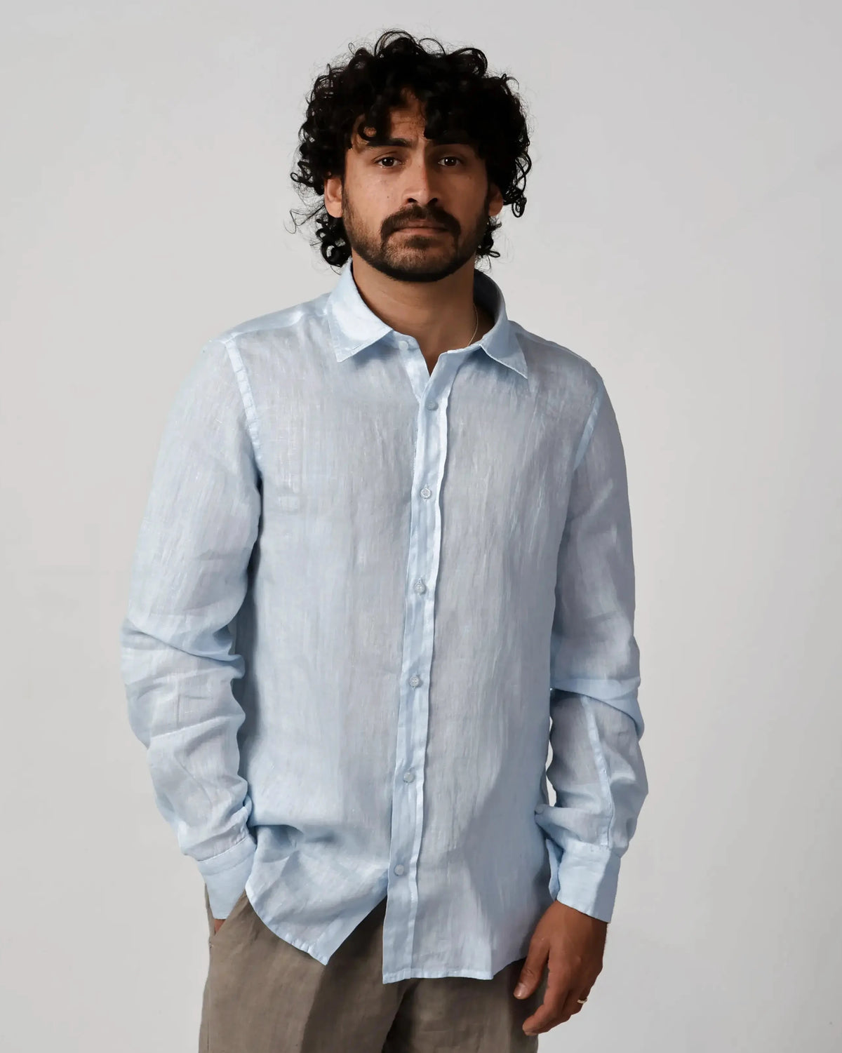 Blue 100% linen shirt with classic collar and button-down placket, Camicia 7231 by Aliverti, made in Italy.