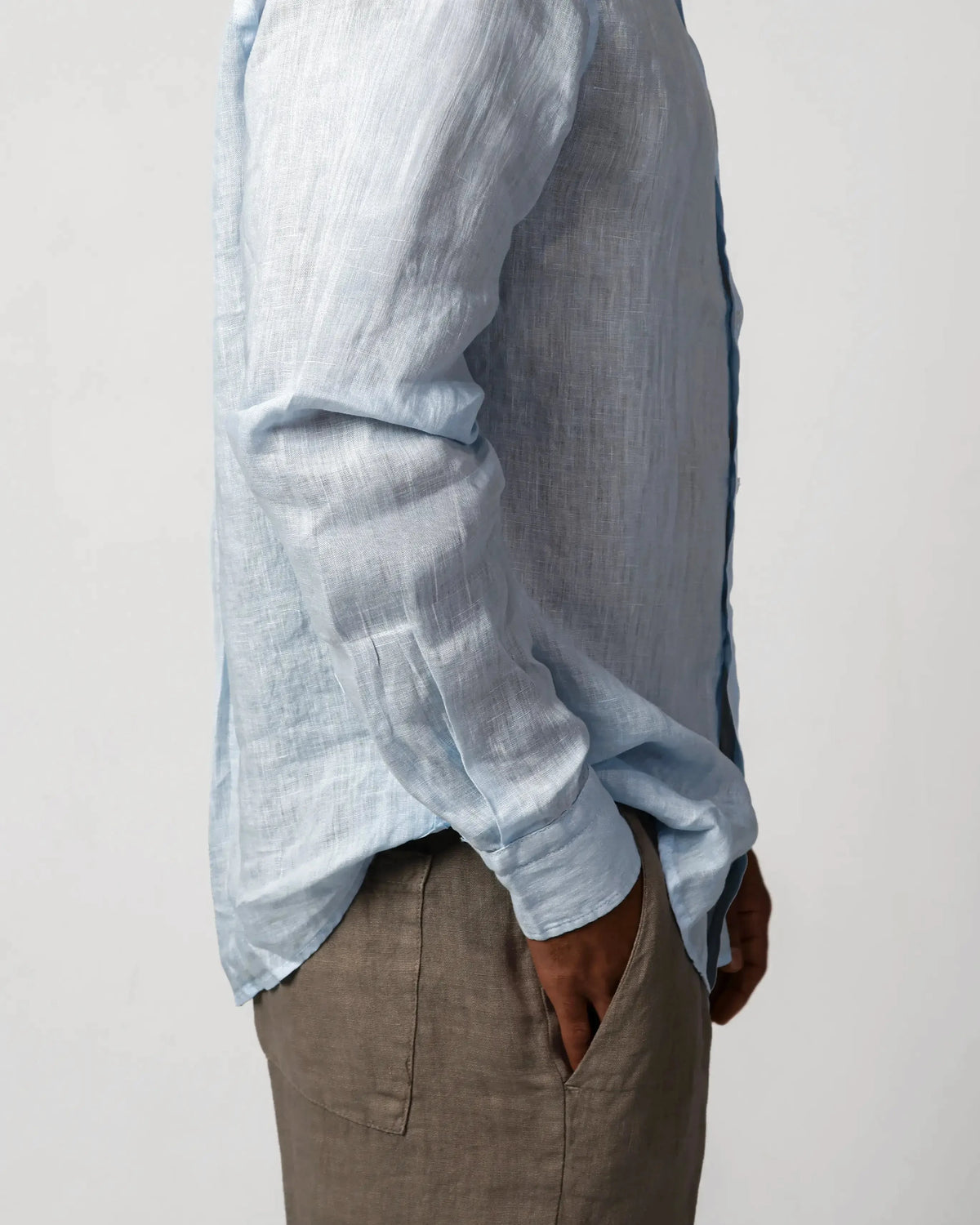 Blue 100% linen shirt with classic collar and button-down placket, Camicia 7231 by Aliverti, made in Italy.