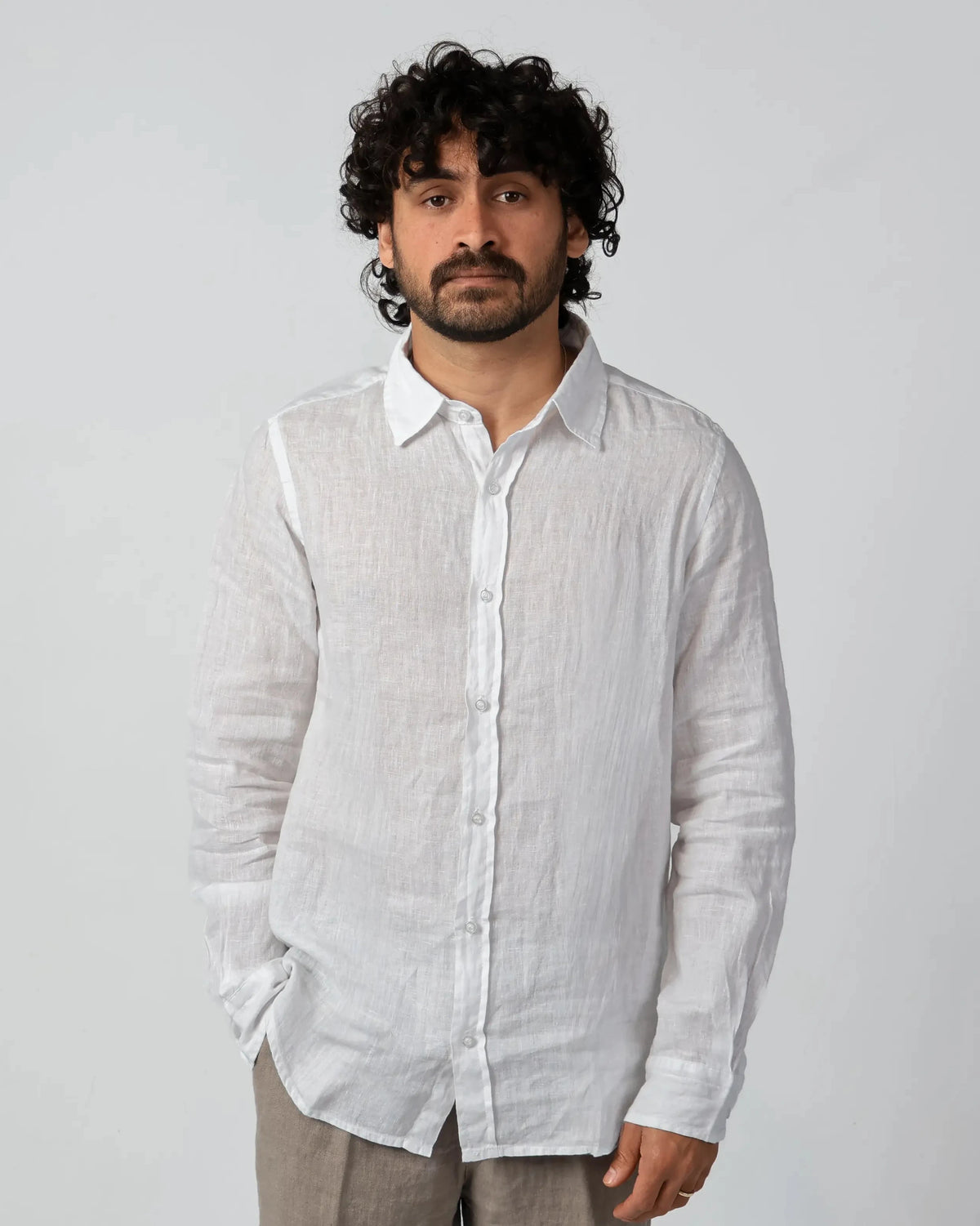 White 100% linen shirt with classic collar and button-down placket, Camicia 7231 by Aliverti, made in Italy.