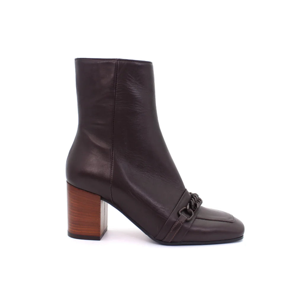 Shop Handmade Italian Leather Boot in Brown (2482) or browse our range of hand-made Italian boots for women in leather or suede in-store at Aliverti Durban or Cape Town, or shop online. We deliver in South Africa & offer multiple payment plans as well as accept multiple safe & secure payment methods.