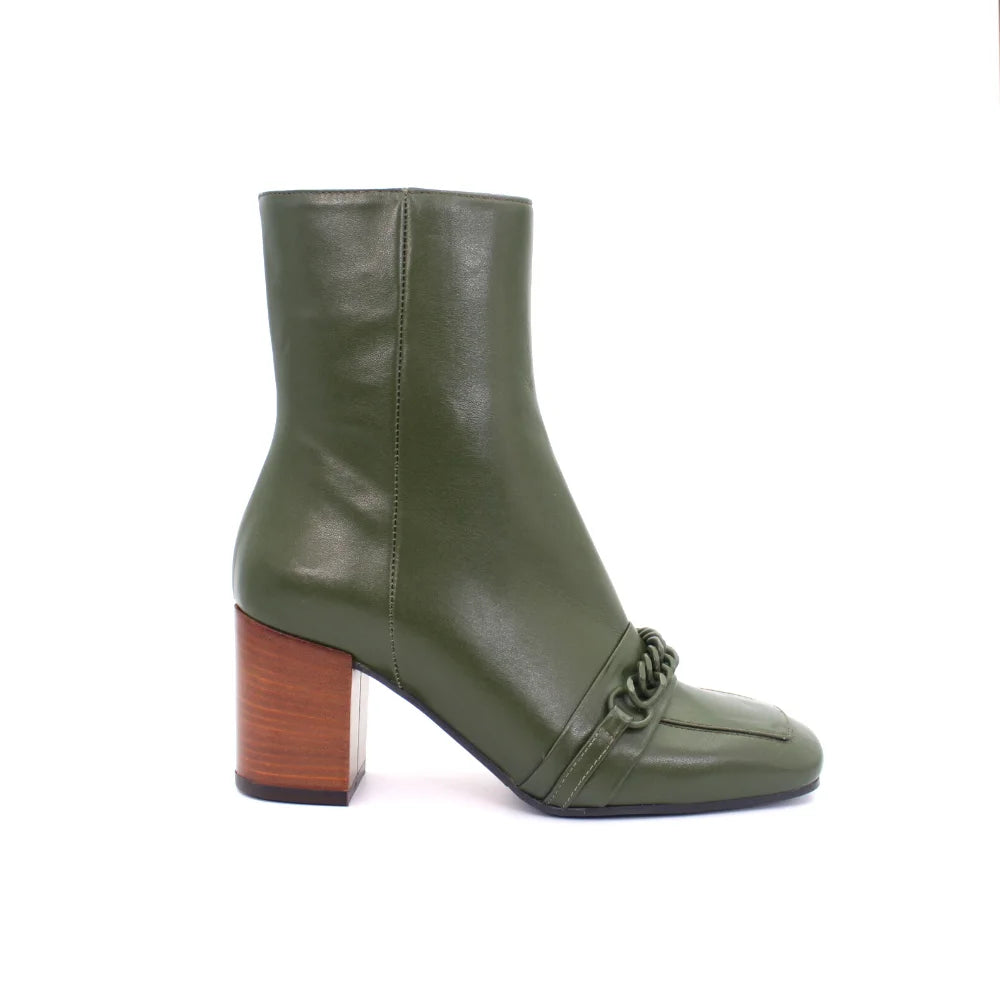 Shop Handmade Italian Leather Boot in Green (2482) or browse our range of hand-made Italian boots for women in leather or suede in-store at Aliverti Durban or Cape Town, or shop online. We deliver in South Africa & offer multiple payment plans as well as accept multiple safe & secure payment methods.
